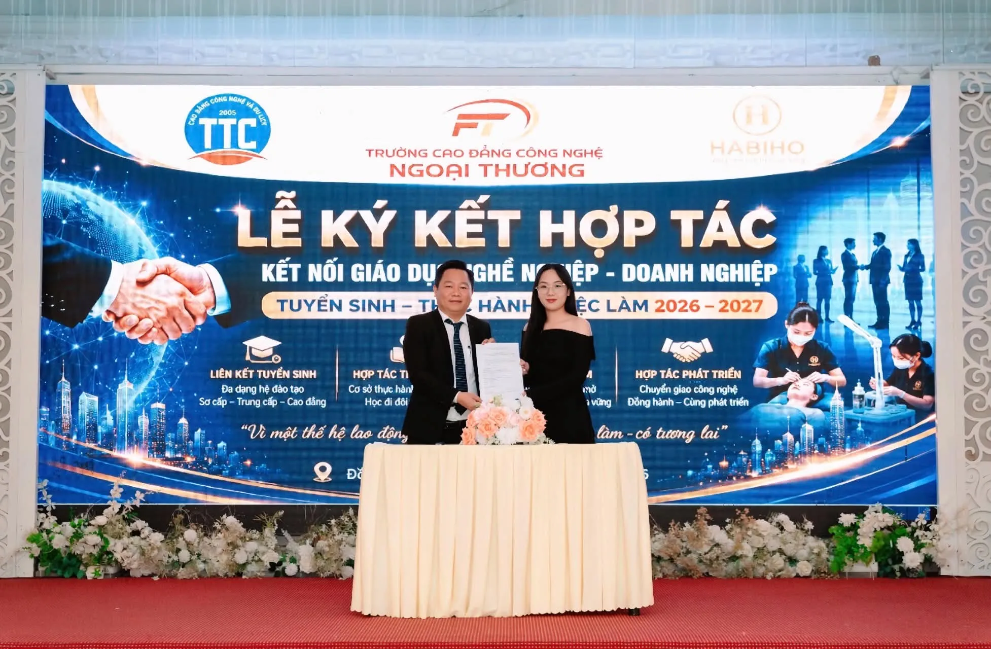 Đại diện Hương Mây Beauty Art trong lễ ký kết hợp tác