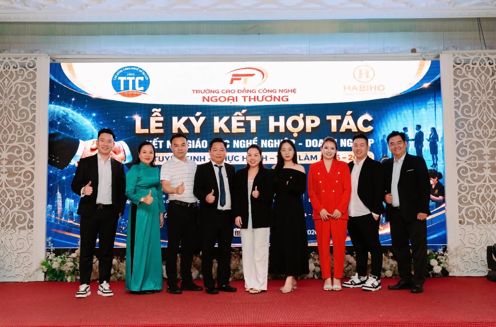 Các đại diện đối tác chụp ảnh tại lễ ký kết hợp tác